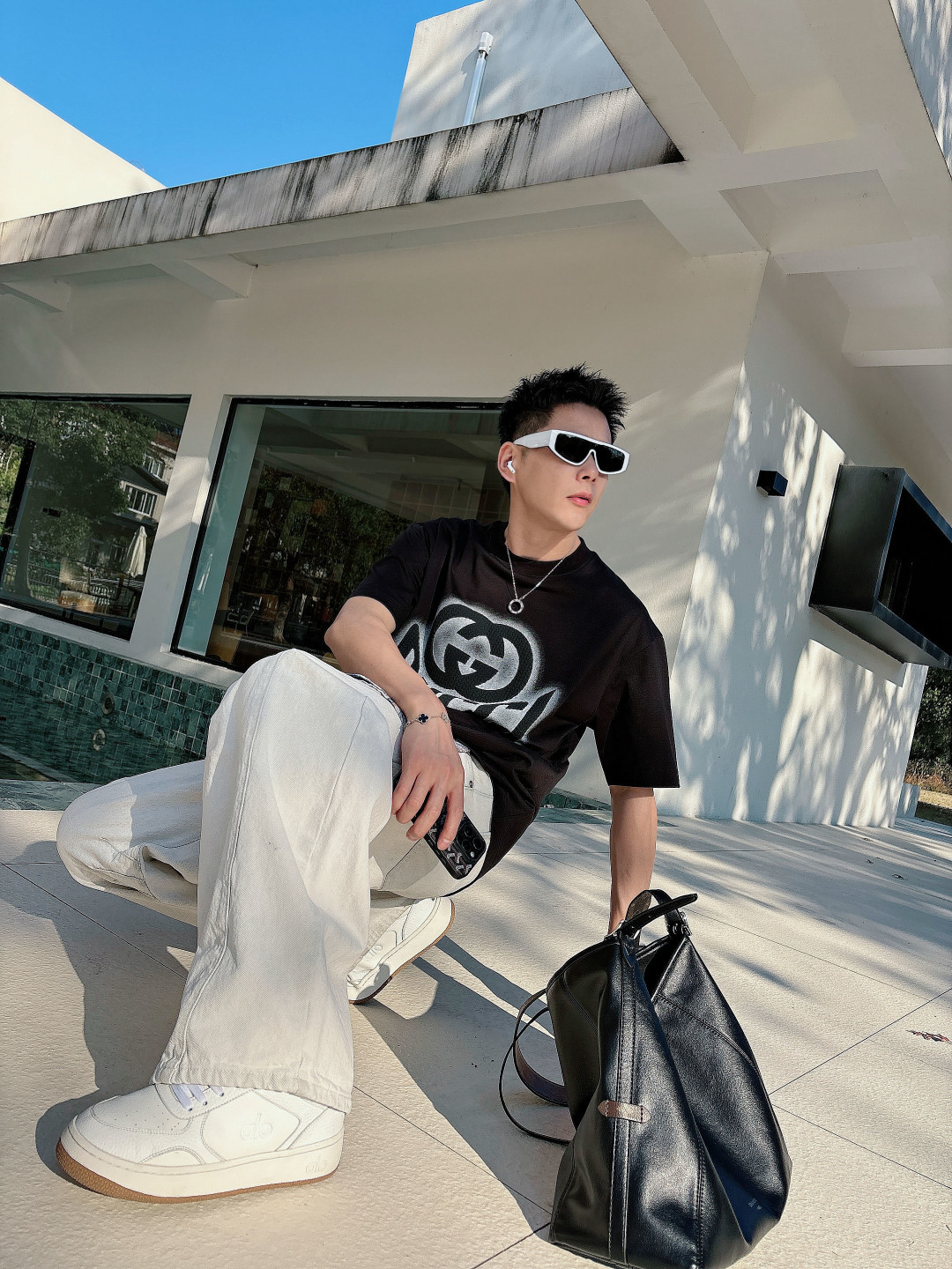 支持年后退换P160    古驰#GUCCI  2026春夏新款首发专柜最新款短袖圆领T恤 高端订制 设计前卫时尚！品牌logo重工艺设计 高端定制百分百棉➕顶级丝光面料.手感柔软.穿着舒适.专柜级别精致车线.做工精细.上身效果无敌帅气！型男必备单品！
颜色：黑色 白色
码数：M-3XL
