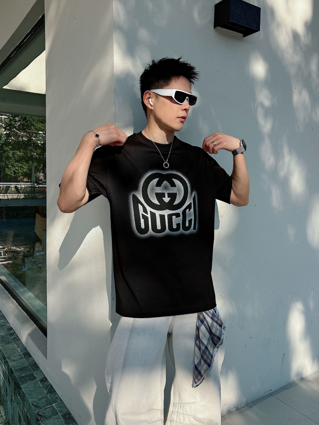 支持年后退换P160    古驰#GUCCI  2026春夏新款首发专柜最新款短袖圆领T恤 高端订制 设计前卫时尚！品牌logo重工艺设计 高端定制百分百棉➕顶级丝光面料.手感柔软.穿着舒适.专柜级别精致车线.做工精细.上身效果无敌帅气！型男必备单品！
颜色：黑色 白色
码数：M-3XL
