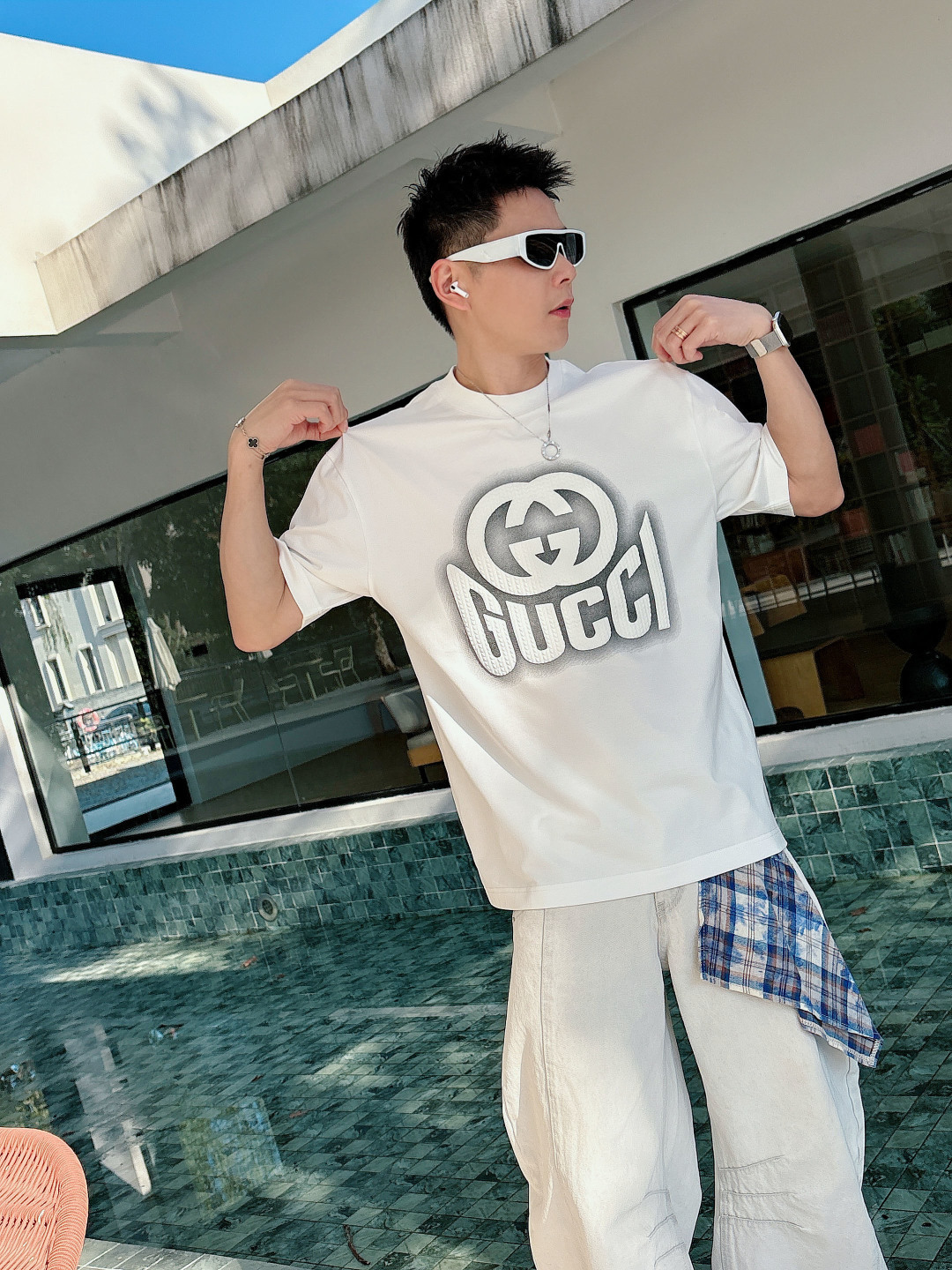 支持年后退换P160    古驰#GUCCI  2026春夏新款首发专柜最新款短袖圆领T恤 高端订制 设计前卫时尚！品牌logo重工艺设计 高端定制百分百棉➕顶级丝光面料.手感柔软.穿着舒适.专柜级别精致车线.做工精细.上身效果无敌帅气！型男必备单品！
颜色：黑色 白色
码数：M-3XL
