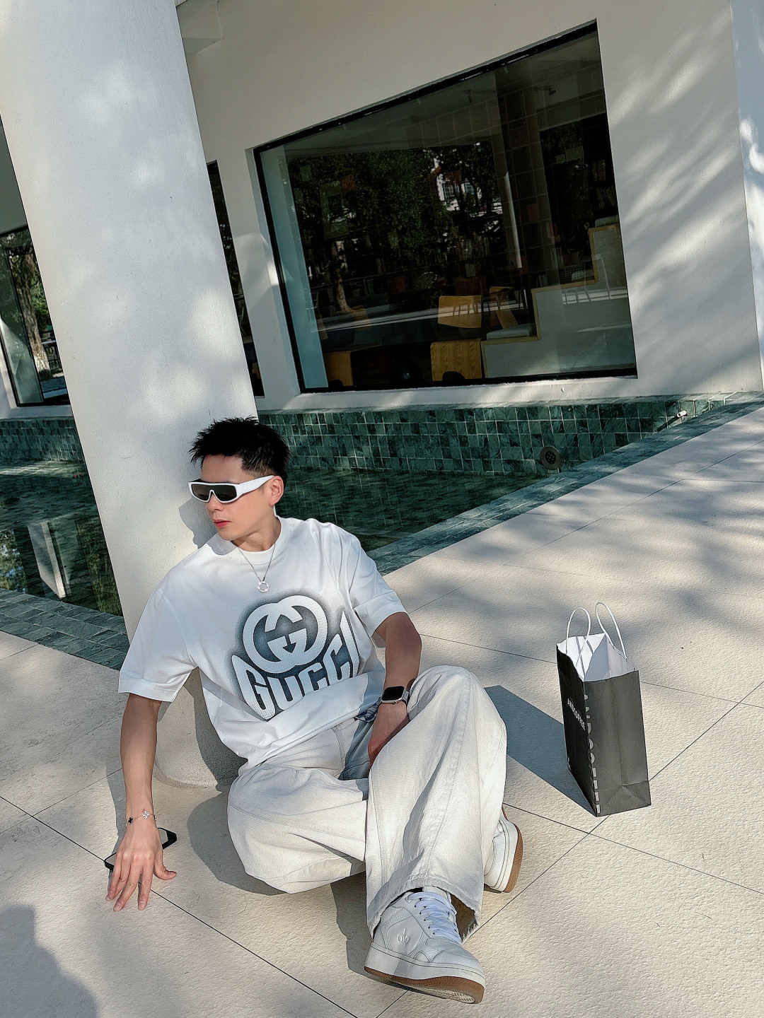 支持年后退换P160    古驰#GUCCI  2026春夏新款首发专柜最新款短袖圆领T恤 高端订制 设计前卫时尚！品牌logo重工艺设计 高端定制百分百棉➕顶级丝光面料.手感柔软.穿着舒适.专柜级别精致车线.做工精细.上身效果无敌帅气！型男必备单品！
颜色：黑色 白色
码数：M-3XL
