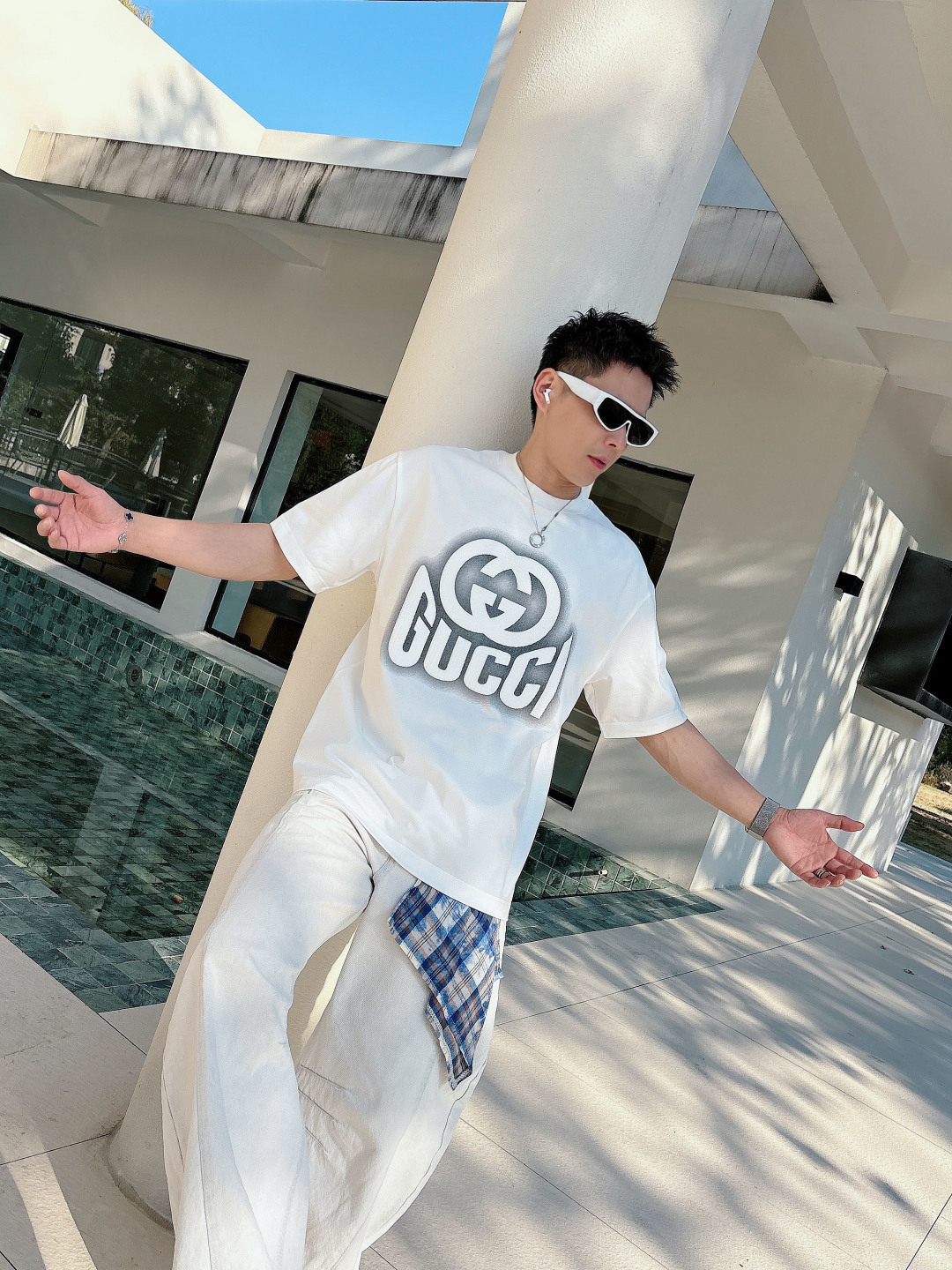 支持年后退换P160    古驰#GUCCI  2026春夏新款首发专柜最新款短袖圆领T恤 高端订制 设计前卫时尚！品牌logo重工艺设计 高端定制百分百棉➕顶级丝光面料.手感柔软.穿着舒适.专柜级别精致车线.做工精细.上身效果无敌帅气！型男必备单品！
颜色：黑色 白色
码数：M-3XL
