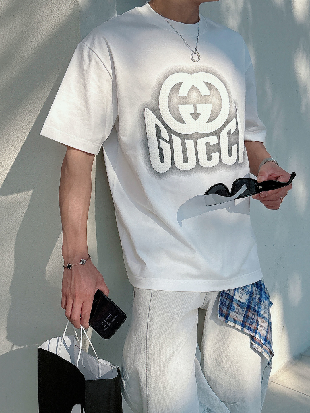 支持年后退换P160    古驰#GUCCI  2026春夏新款首发专柜最新款短袖圆领T恤 高端订制 设计前卫时尚！品牌logo重工艺设计 高端定制百分百棉➕顶级丝光面料.手感柔软.穿着舒适.专柜级别精致车线.做工精细.上身效果无敌帅气！型男必备单品！
颜色：黑色 白色
码数：M-3XL
