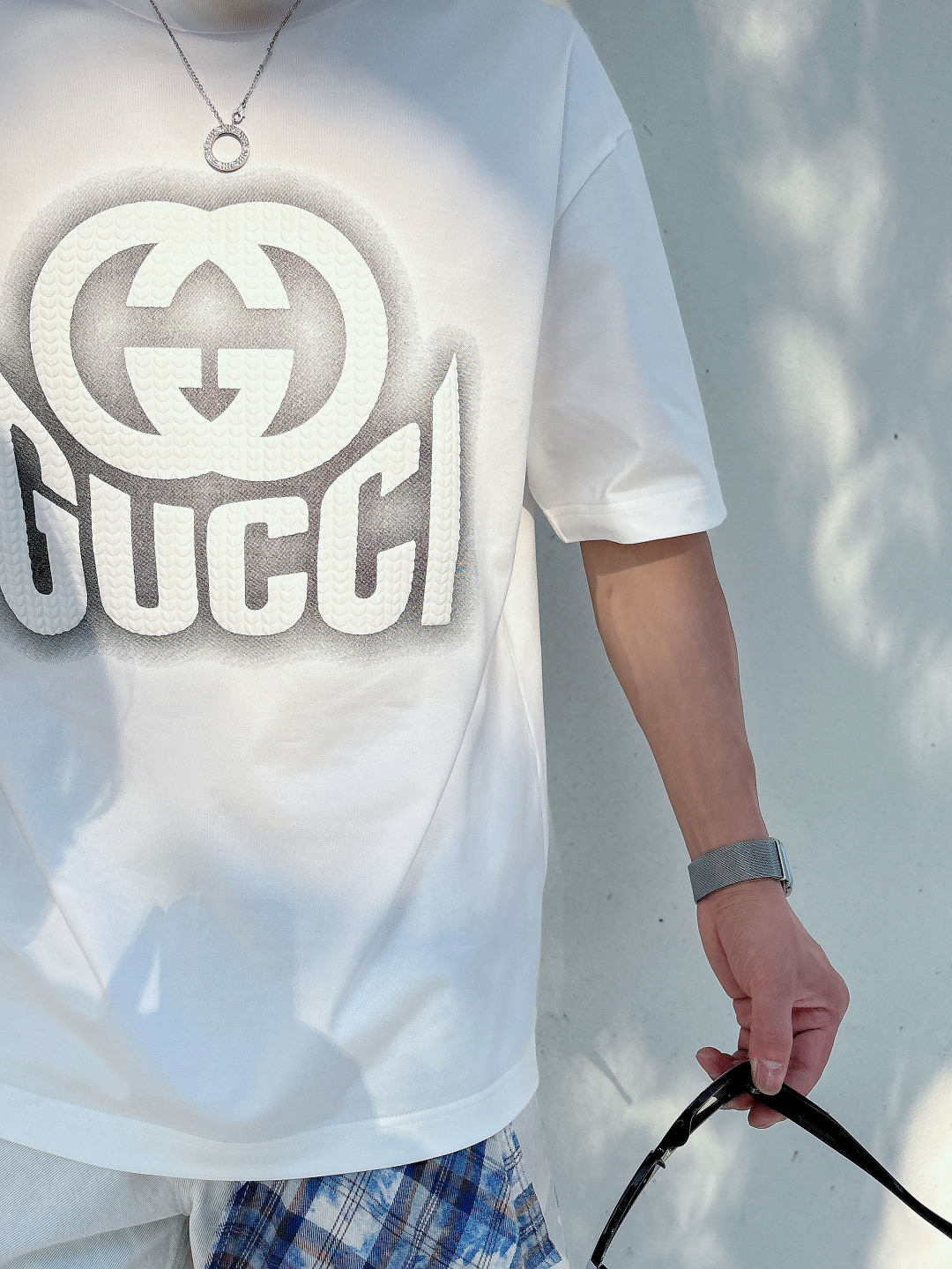 支持年后退换P160    古驰#GUCCI  2026春夏新款首发专柜最新款短袖圆领T恤 高端订制 设计前卫时尚！品牌logo重工艺设计 高端定制百分百棉➕顶级丝光面料.手感柔软.穿着舒适.专柜级别精致车线.做工精细.上身效果无敌帅气！型男必备单品！
颜色：黑色 白色
码数：M-3XL
