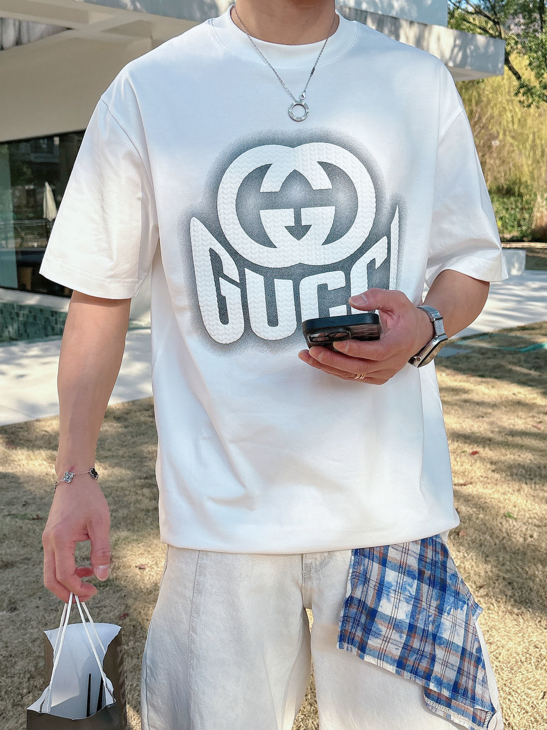 支持年后退换P160    古驰#GUCCI  2026春夏新款首发专柜最新款短袖圆领T恤 高端订制 设计前卫时尚！品牌logo重工艺设计 高端定制百分百棉➕顶级丝光面料.手感柔软.穿着舒适.专柜级别精致车线.做工精细.上身效果无敌帅气！型男必备单品！
颜色：黑色 白色
码数：M-3XL
