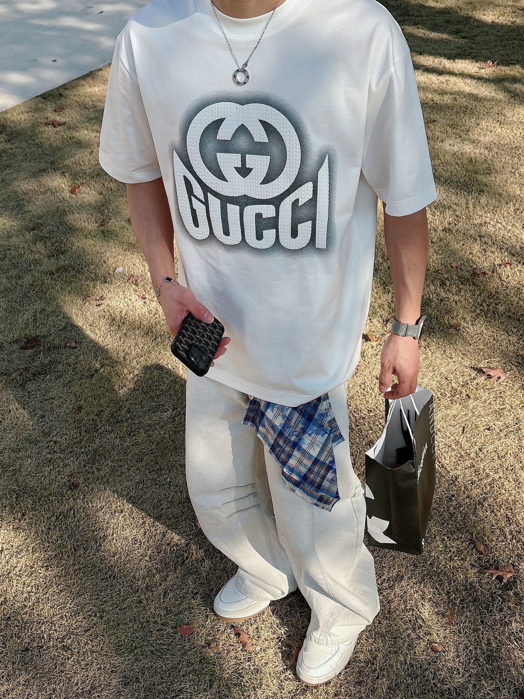 支持年后退换P160    古驰#GUCCI  2026春夏新款首发专柜最新款短袖圆领T恤 高端订制 设计前卫时尚！品牌logo重工艺设计 高端定制百分百棉➕顶级丝光面料.手感柔软.穿着舒适.专柜级别精致车线.做工精细.上身效果无敌帅气！型男必备单品！
颜色：黑色 白色
码数：M-3XL
