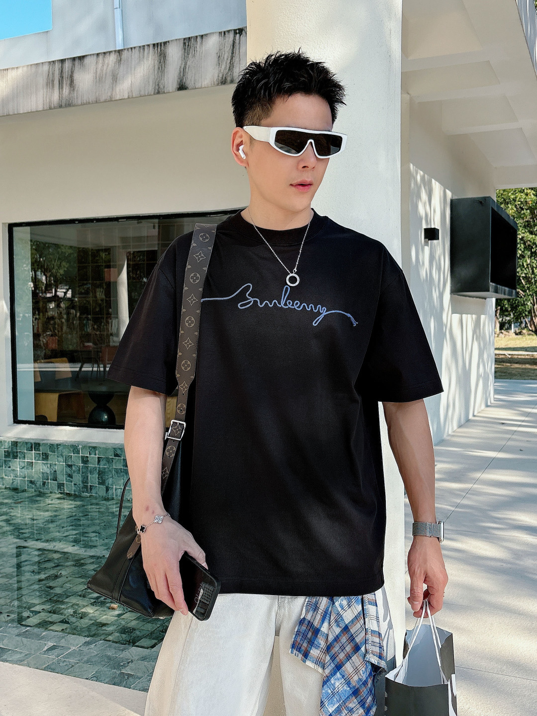 巴宝莉#BUR 2026春夏新款首发专柜最新款短袖圆领T恤 高端订制 设计前卫时尚！品牌logo重工艺设