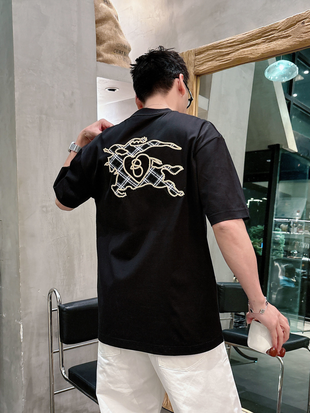 巴宝莉#BUR 2026春夏新款首发专柜最新款短袖圆领T恤 高端订制 设计前卫时尚！品牌logo重工艺设