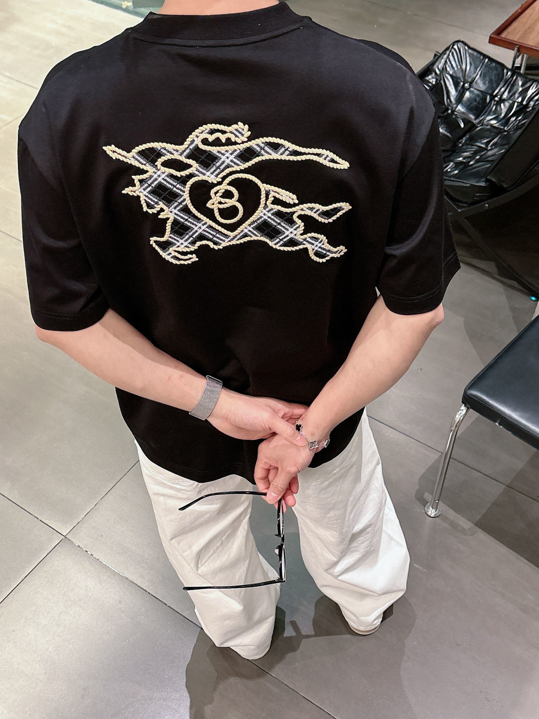 巴宝莉#BUR 2026春夏新款首发专柜最新款短袖圆领T恤 高端订制 设计前卫时尚！品牌logo重工艺设