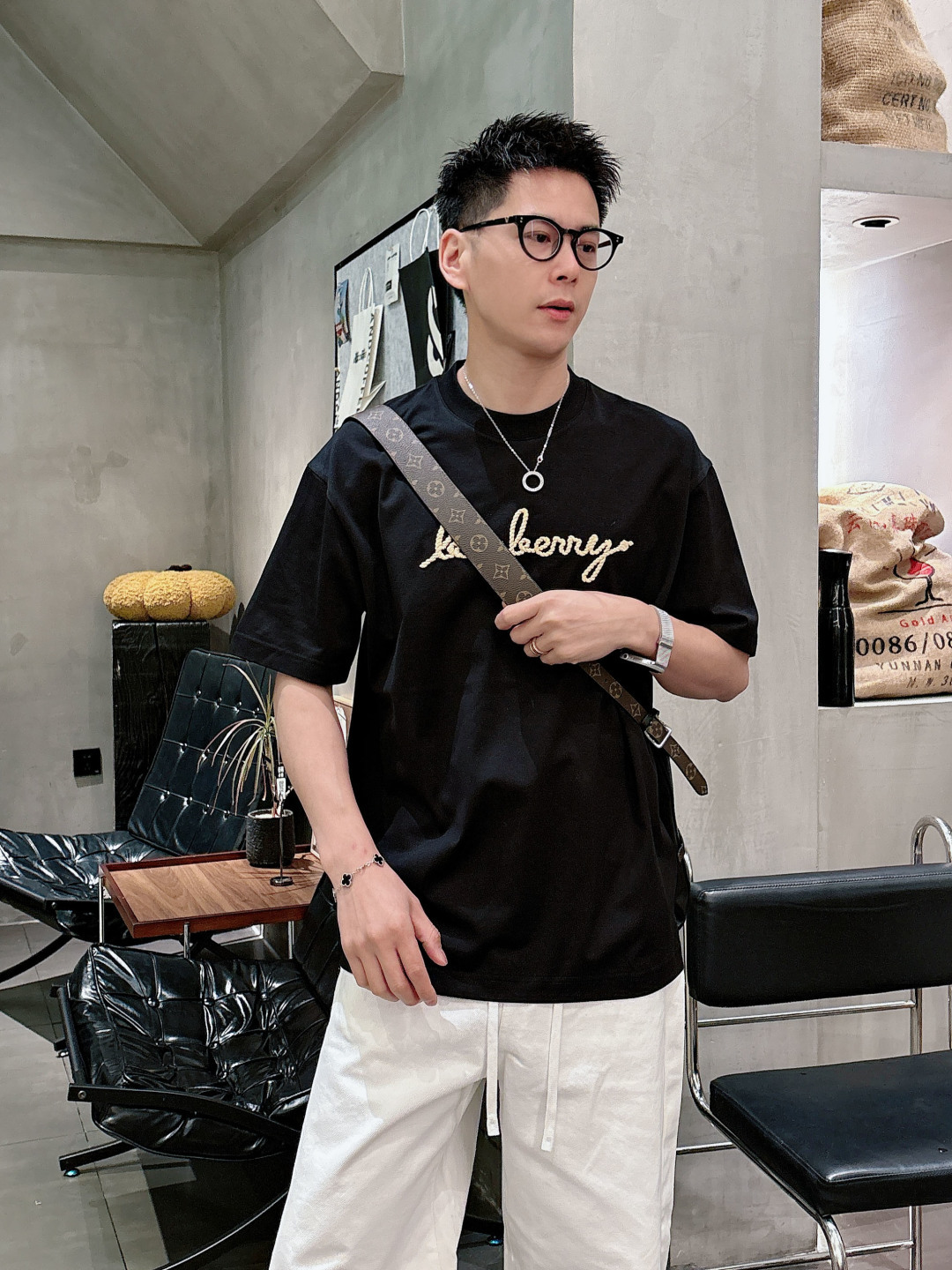 巴宝莉#BUR 2026春夏新款首发专柜最新款短袖圆领T恤 高端订制 设计前卫时尚！品牌logo重工艺设