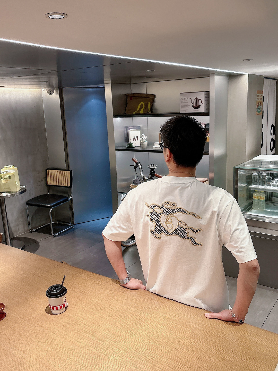 巴宝莉#BUR 2026春夏新款首发专柜最新款短袖圆领T恤 高端订制 设计前卫时尚！品牌logo重工艺设