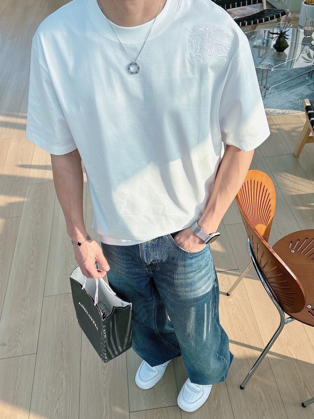 巴宝莉#BUR 2026春夏新款首发专柜最新款短袖圆领T恤 高端订制 设计前卫时尚！品牌logo重工艺设