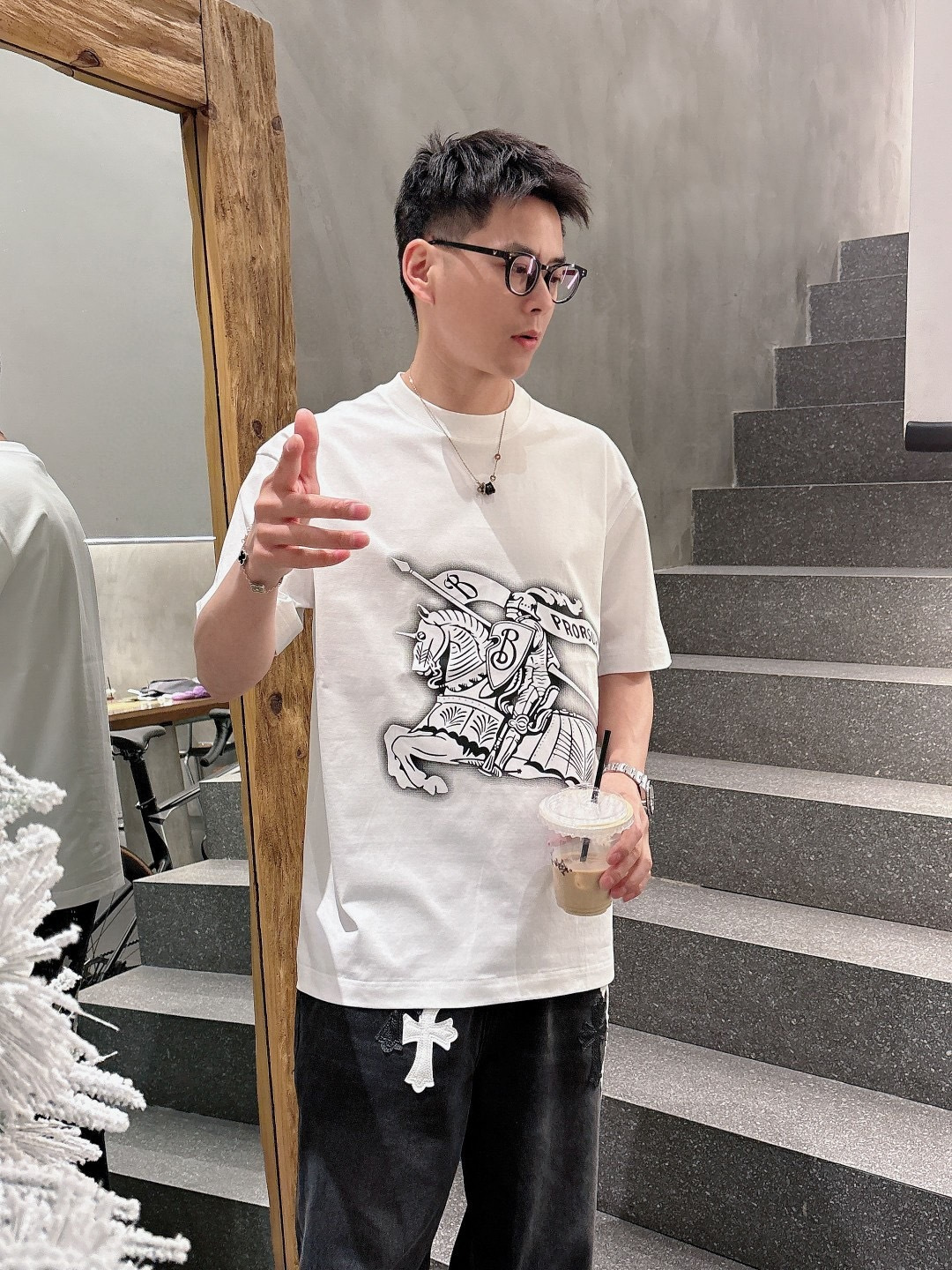 巴宝莉#Bur 2026春夏新款首发专柜最新款短袖圆领T恤 高端订制 设计前卫时尚！品牌logo重工艺设