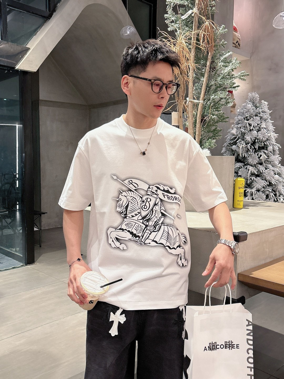 巴宝莉#Bur 2026春夏新款首发专柜最新款短袖圆领T恤 高端订制 设计前卫时尚！品牌logo重工艺设