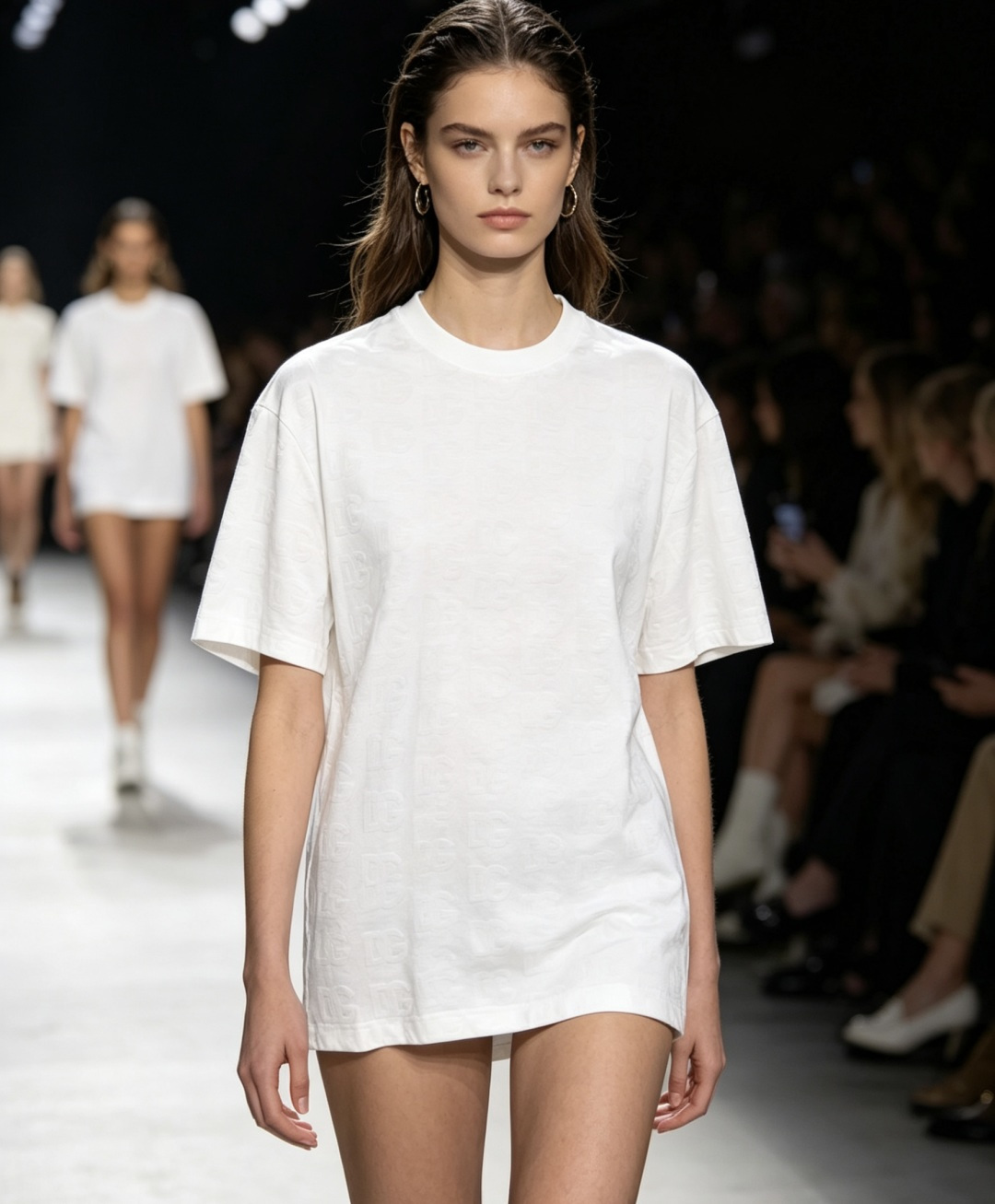 NO:866623,DG 2026 spring and summer new style debut counter, the latest short-sleeved round neck T-shirt, high-end customization, avant-garde and fashionable design!  Brand logo emphasizes craftsmanship design. High-end customized 100% cotton top-grade mercerized fabric. Soft to the touch. Comfortable to wear. Exquisite stitching at the counter level. Fine workmanship. The upper body effect is incomparably handsome!  A must-have item for a stylish man!  Color Black White Size M-3XL, T-shirt, tees, t-shirt,19860909DG 2026春夏新款首发专柜最新款短袖圆领T恤 高端订制 设计前卫时尚！品牌logo重工艺设计 高端定制百分百棉顶级丝光面料.手感柔软.穿着舒适.专柜级别精致车线.做工精细.上身效果无敌帅气！型男必备单品！ 颜色黑色 白色 码数M-3XL,,T-shirt,tees，t-shirt,,Men's clothing