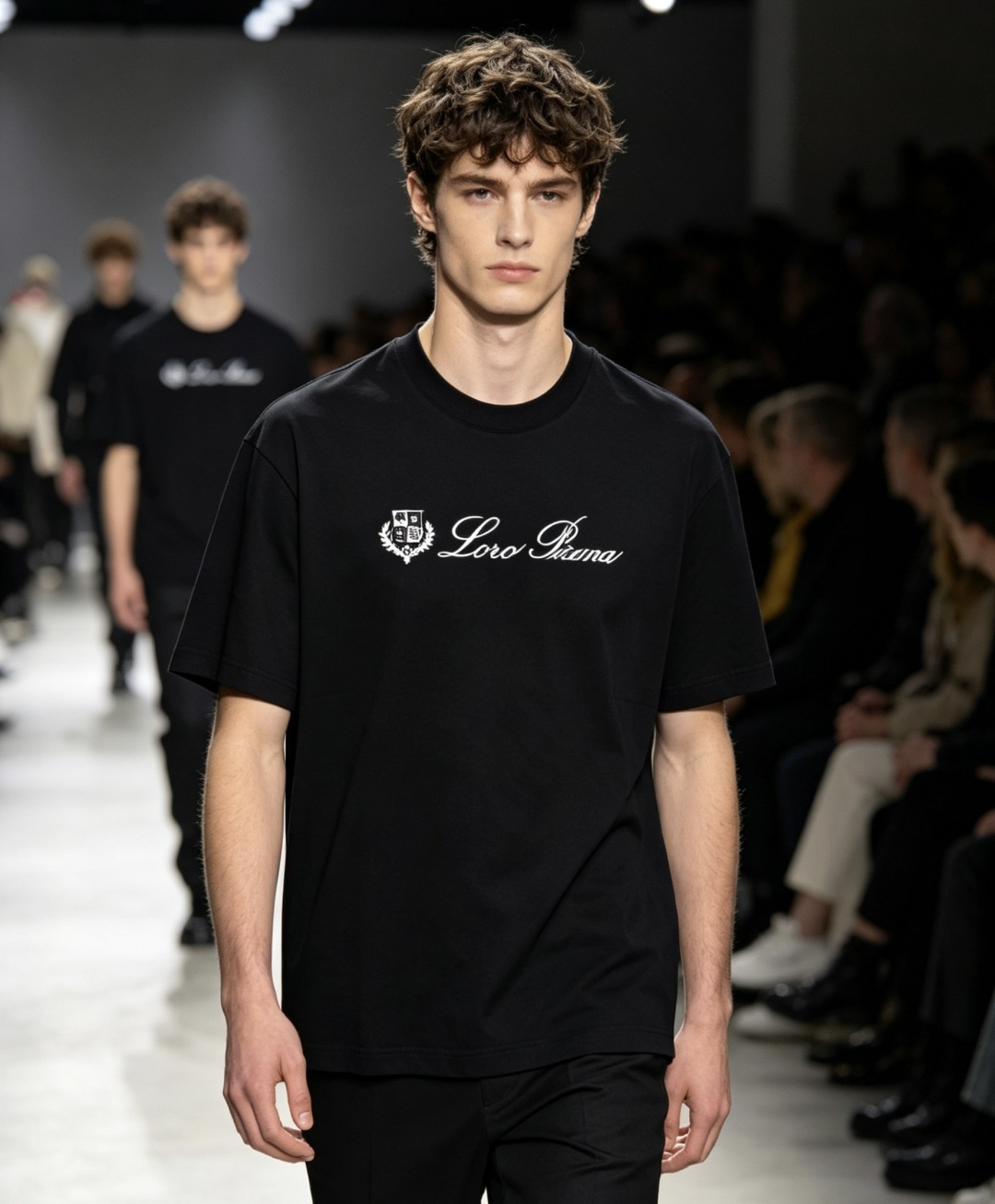 NO:866678,L’s new spring and summer debut counter’s latest short-sleeved round-neck T-shirt, high-end custom design, avant-garde and fashionable!  Brand logo emphasizes craftsmanship design. High-end customized 100% cotton top-grade mercerized fabric. Soft to the touch. Comfortable to wear. Exquisite stitching at the counter level. Fine workmanship. The upper body effect is incomparably handsome!  A must-have item for a stylish man!  Color Black White Size M-3XL, T-shirt, tees, t-shirt,19860909L春夏新款首发专柜最新款短袖圆领T恤 高端订制 设计前卫时尚！品牌logo重工艺设计 高端定制百分百棉顶级丝光面料.手感柔软.穿着舒适.专柜级别精致车线.做工精细.上身效果无敌帅气！型男必备单品！ 颜色黑色 白色 码数M-3XL,,T-shirt,tees，t-shirt,,Men's clothing