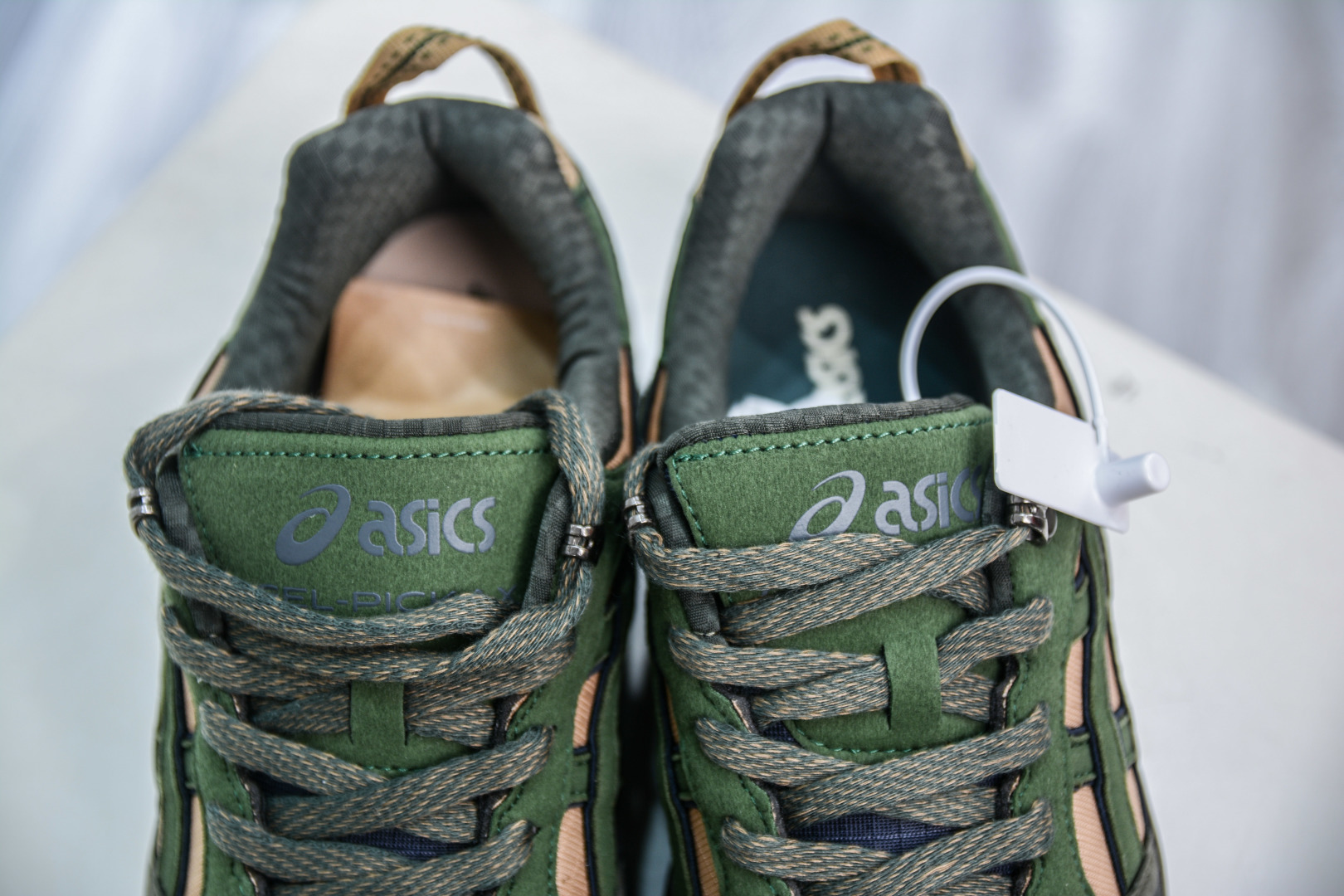 200   Asics GEL-PICKAX 亚瑟士 登山徒步 户外运动平衡减震 抗冲击支撑 防滑耐磨平衡轻便  1203A817-020