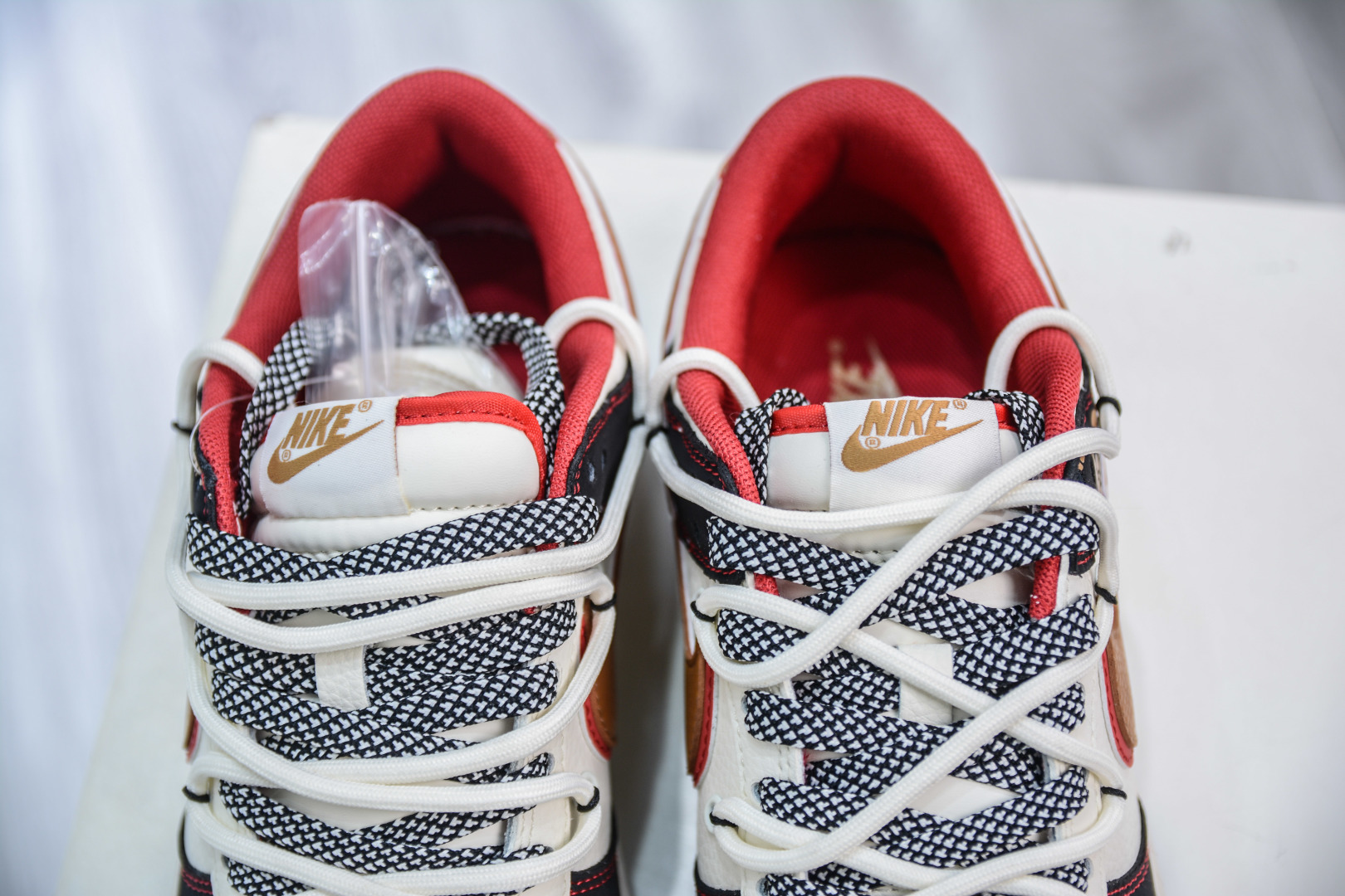 300   Nike SB Dunk Low 蛇年限定 白黑红棕双钩绑带  SJ2068-312