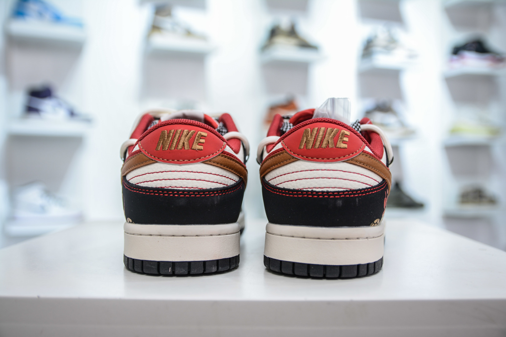 300   Nike SB Dunk Low 蛇年限定 白黑红棕双钩绑带  SJ2068-312
