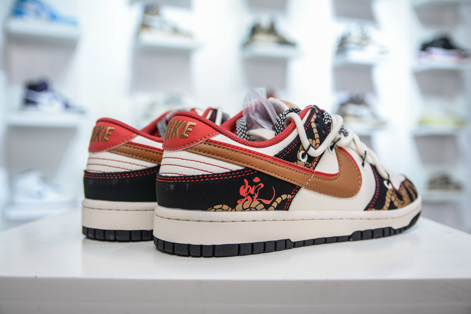 300   Nike SB Dunk Low 蛇年限定 白黑红棕双钩绑带  SJ2068-312
