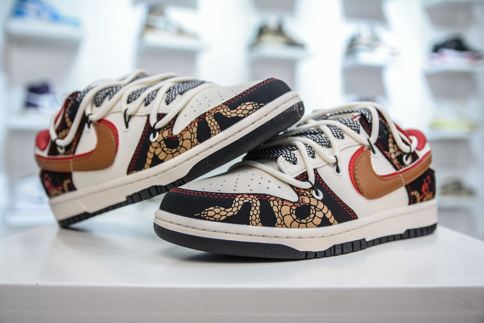 300   Nike SB Dunk Low 蛇年限定 白黑红棕双钩绑带  SJ2068-312