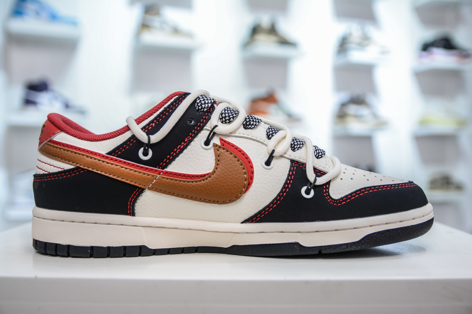 300   Nike SB Dunk Low 蛇年限定 白黑红棕双钩绑带  SJ2068-312
