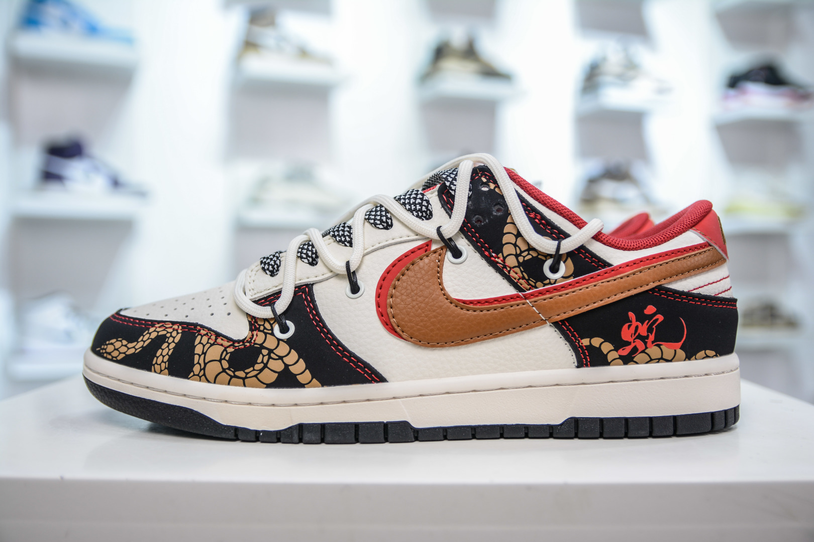 300   Nike SB Dunk Low 蛇年限定 白黑红棕双钩绑带  SJ2068-312