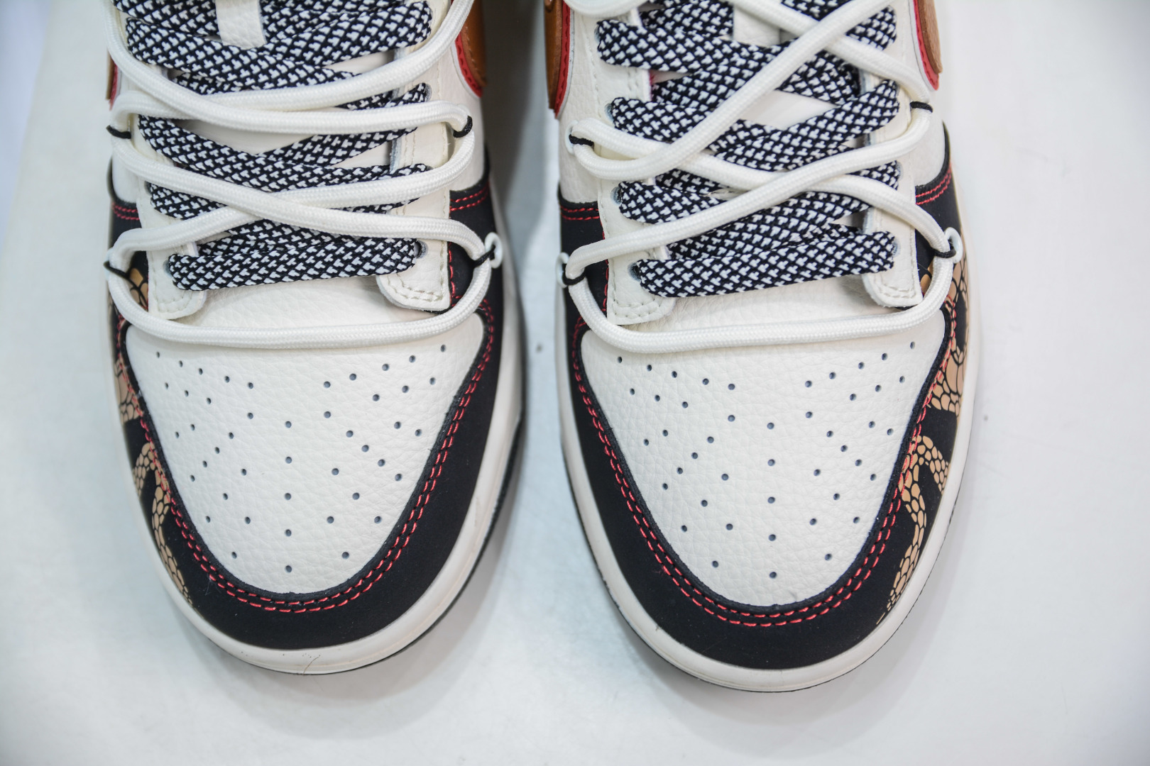 300   Nike SB Dunk Low 蛇年限定 白黑红棕双钩绑带  SJ2068-312