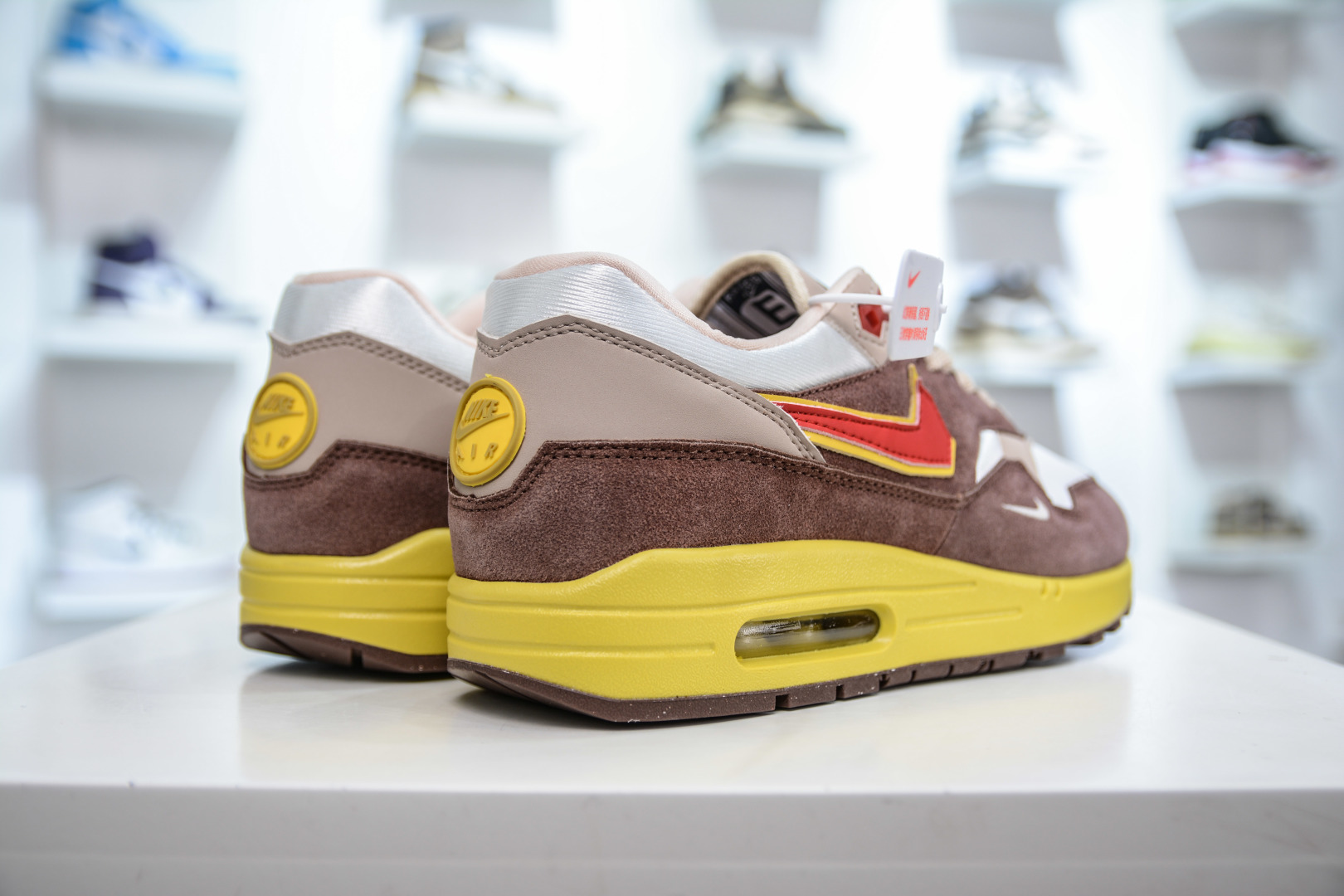 230  NK Air Max 1 初代复古气垫慢跑鞋    HV5776-200