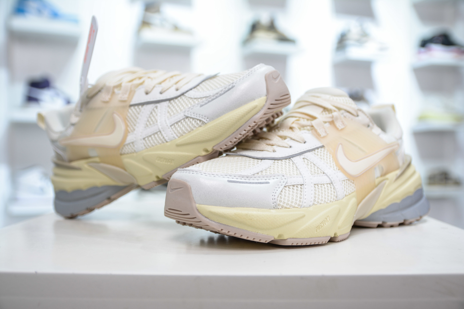 200 推优势好价 NIKE V2K Runtekk 充正版本减震防滑复古低帮跑步鞋 HQ1512-110