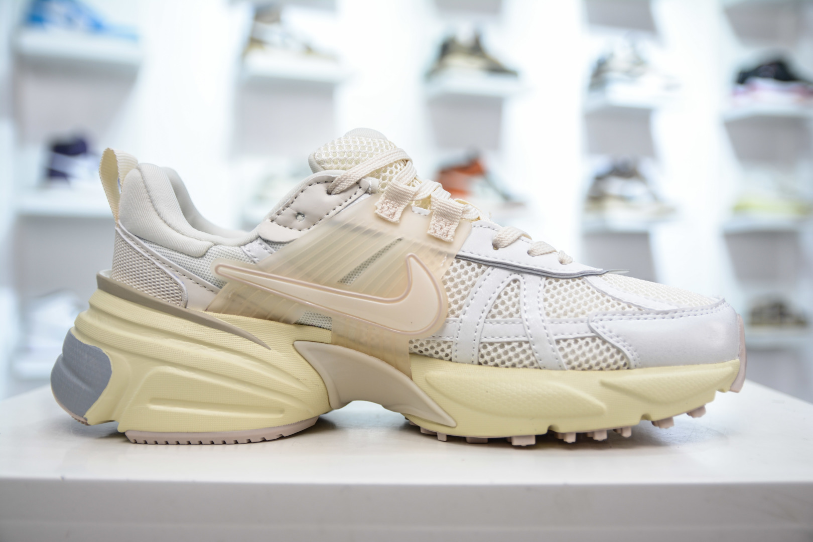 200 推优势好价 NIKE V2K Runtekk 充正版本减震防滑复古低帮跑步鞋 HQ1512-110