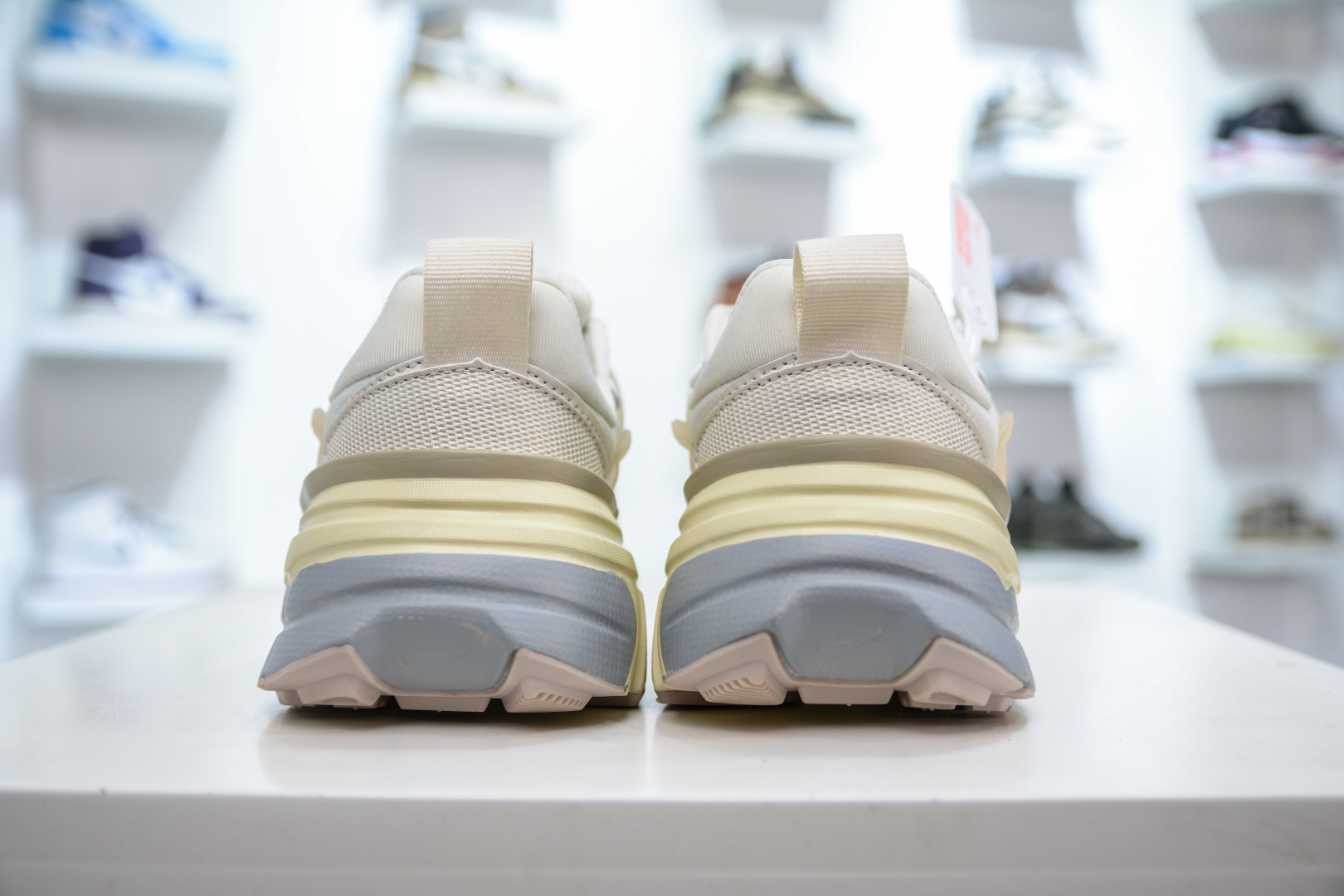 200 推优势好价 NIKE V2K Runtekk 充正版本减震防滑复古低帮跑步鞋 HQ1512-110