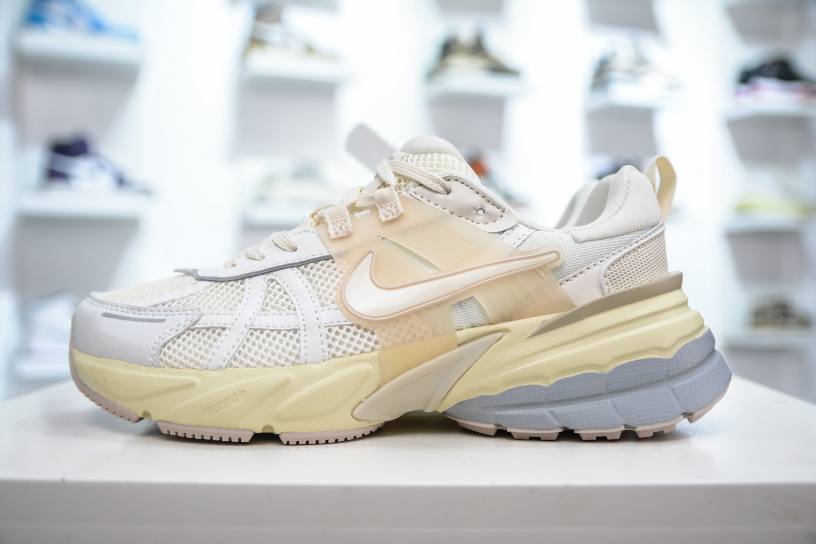 200 推优势好价 NIKE V2K Runtekk 充正版本减震防滑复古低帮跑步鞋 HQ1512-110