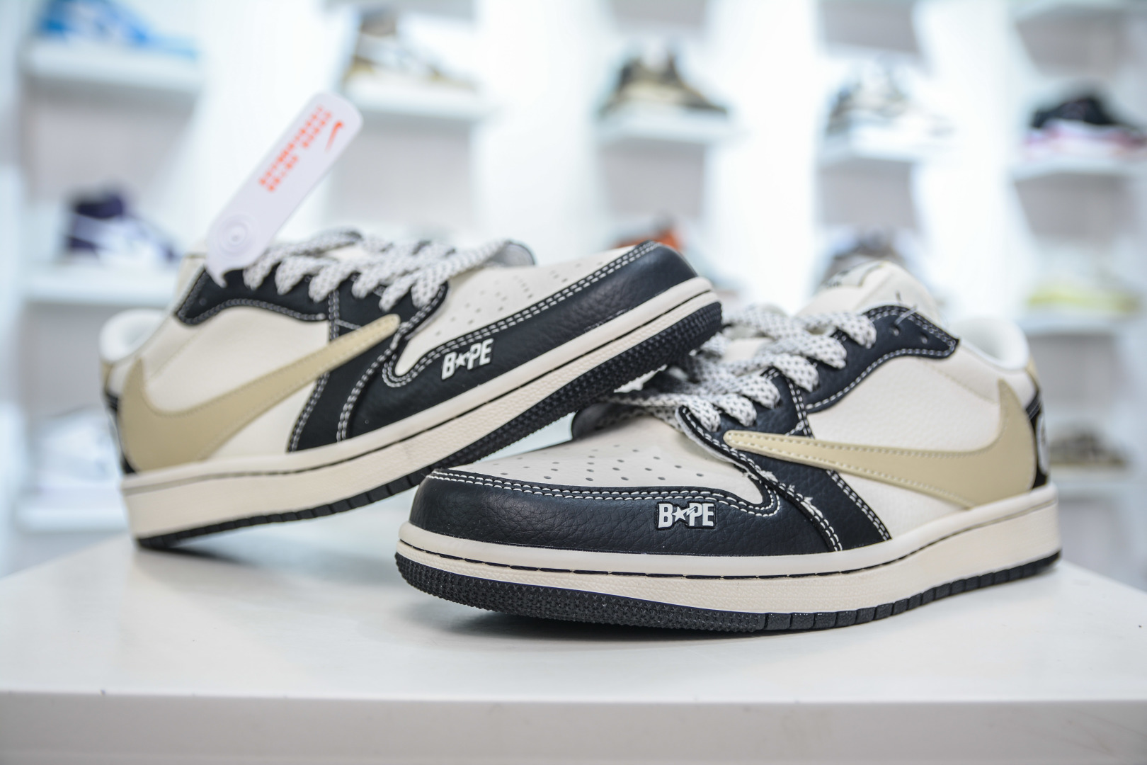 270 TS x Air Jordan AJ1 Low x Bape 猿人头联名-米白黑 倒钩低帮联名定制配色 JJ2508-552