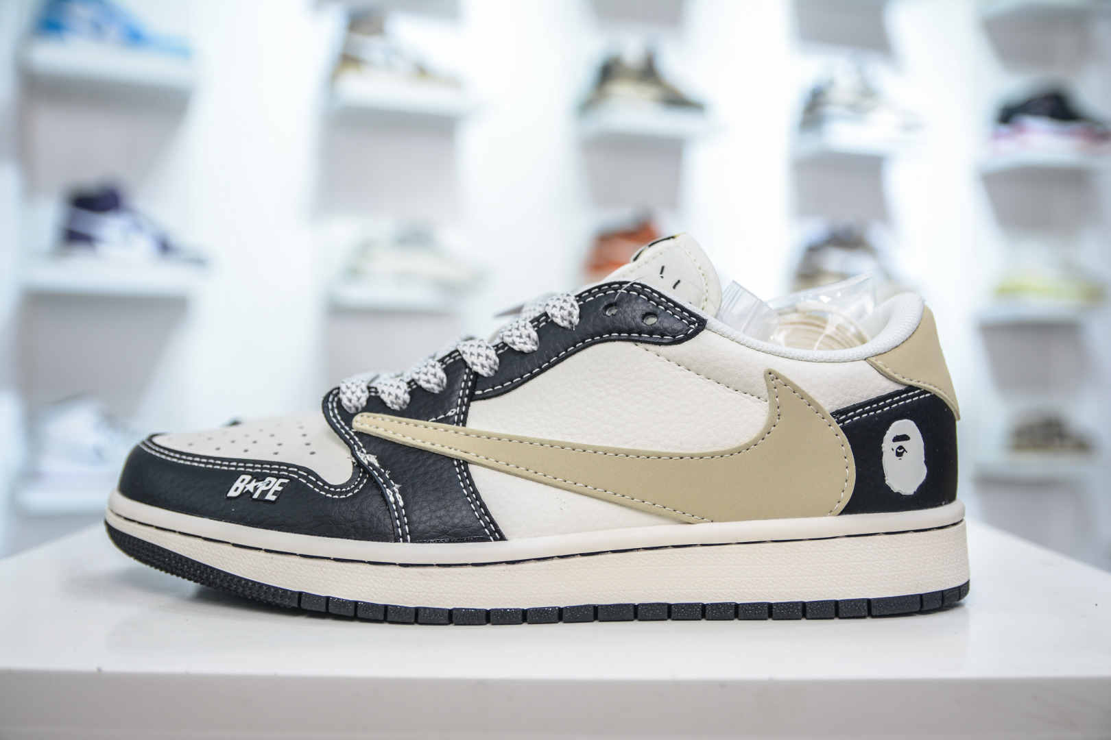 270 TS x Air Jordan AJ1 Low x Bape 猿人头联名-米白黑 倒钩低帮联名定制配色 JJ2508-552