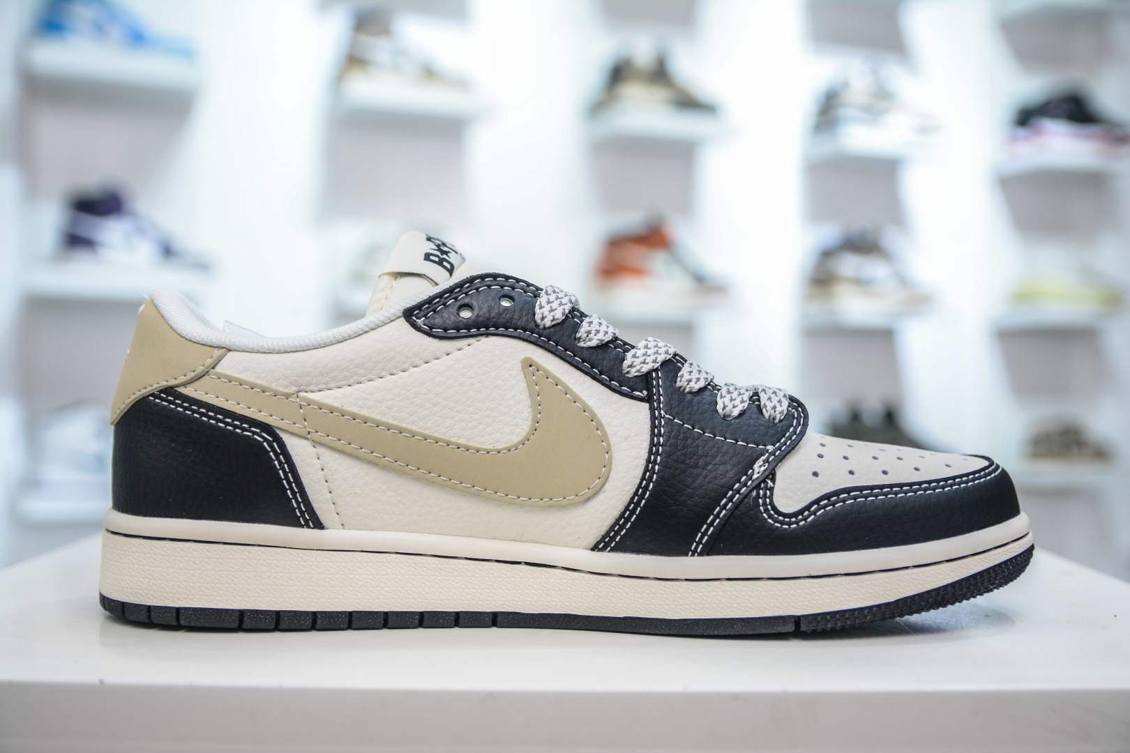 270 TS x Air Jordan AJ1 Low x Bape 猿人头联名-米白黑 倒钩低帮联名定制配色 JJ2508-552