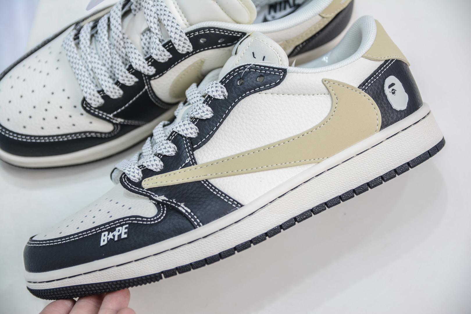 270 TS x Air Jordan AJ1 Low x Bape 猿人头联名-米白黑 倒钩低帮联名定制配色 JJ2508-552