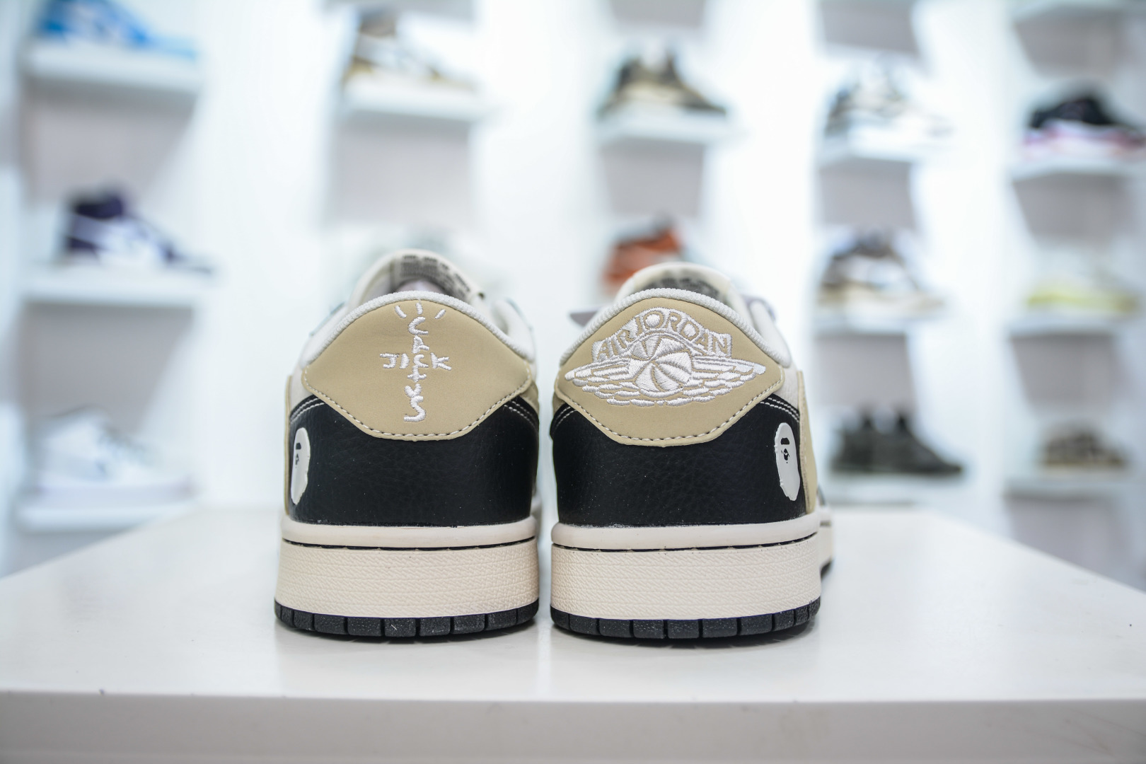 270 TS x Air Jordan AJ1 Low x Bape 猿人头联名-米白黑 倒钩低帮联名定制配色 JJ2508-552