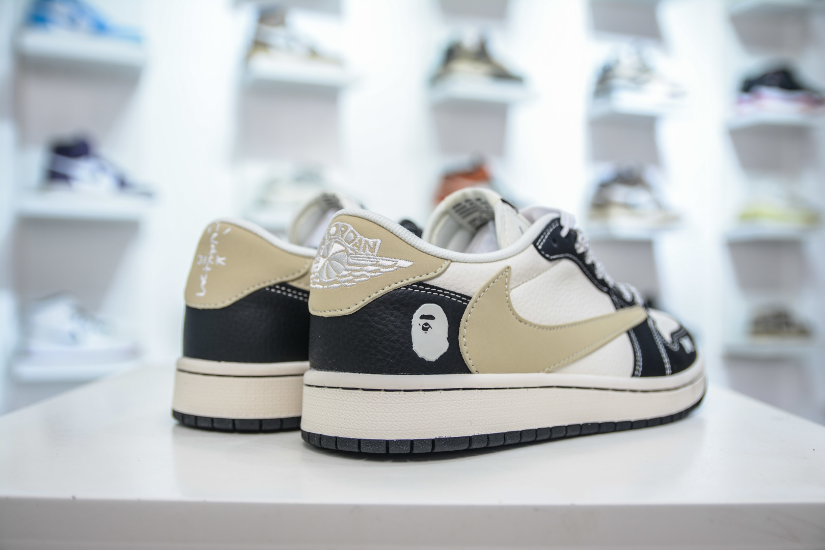 270 TS x Air Jordan AJ1 Low x Bape 猿人头联名-米白黑 倒钩低帮联名定制配色 JJ2508-552