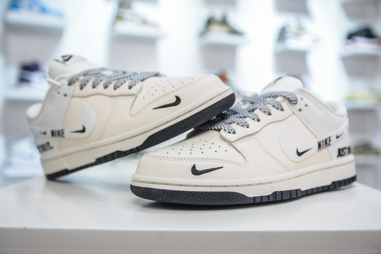 280 Nike SB Dunk Low 米黄白黑勾 KK1333-043
