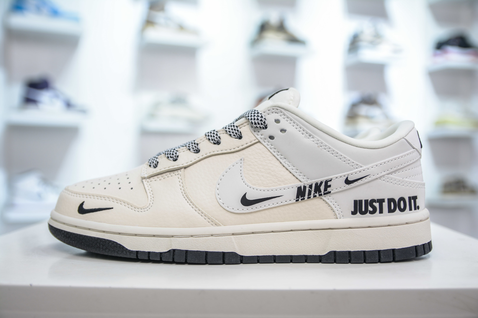 280 Nike SB Dunk Low 米黄白黑勾 KK1333-043
