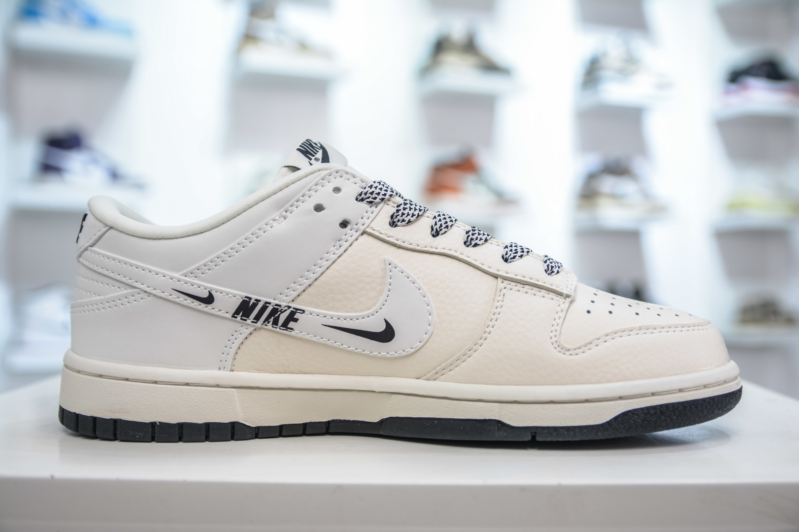280 Nike SB Dunk Low 米黄白黑勾 KK1333-043