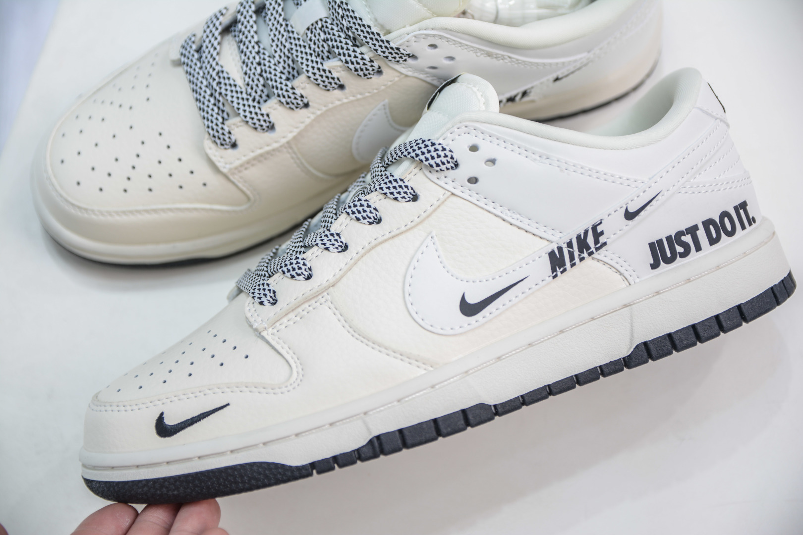 280 Nike SB Dunk Low 米黄白黑勾 KK1333-043