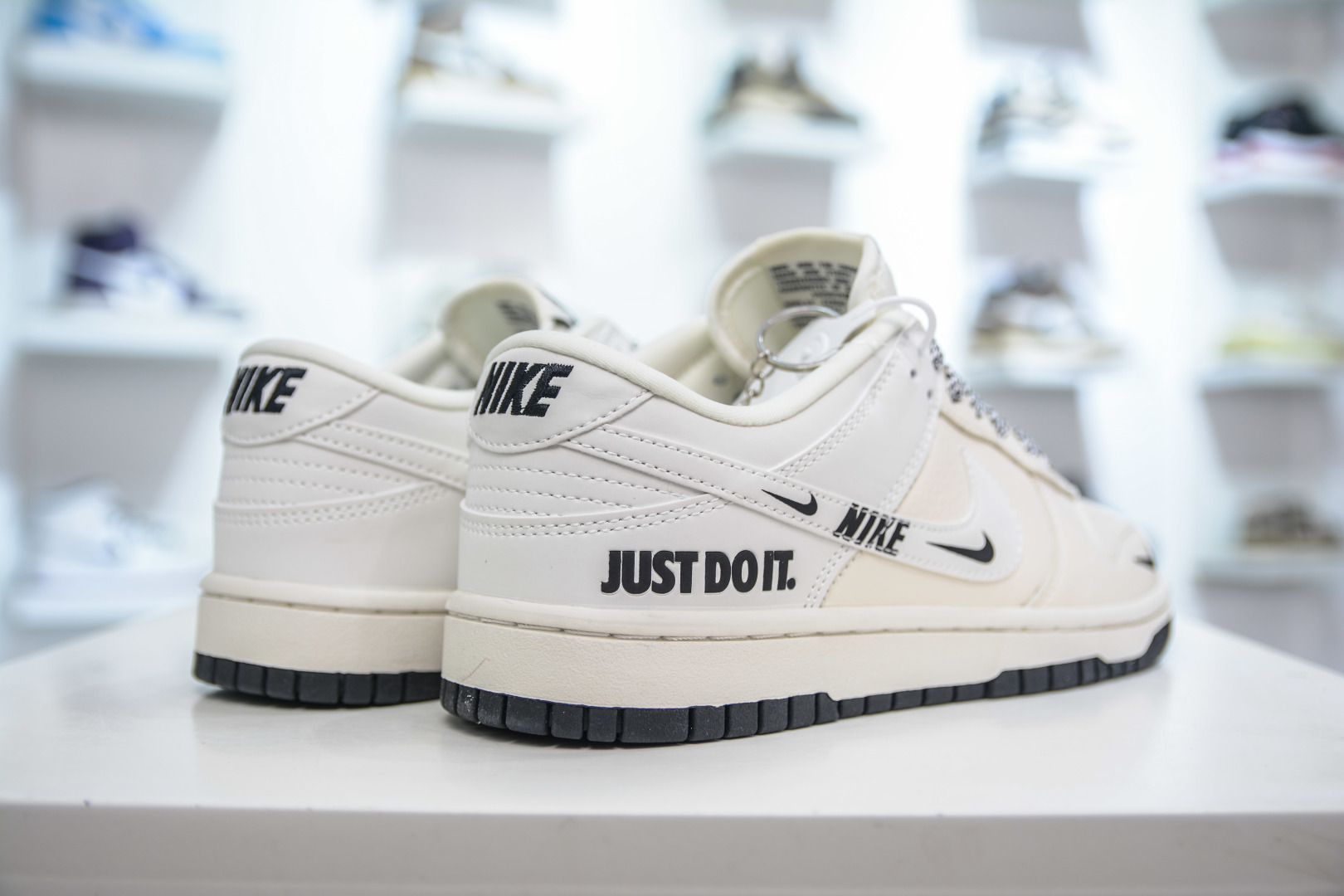 280 Nike SB Dunk Low 米黄白黑勾 KK1333-043