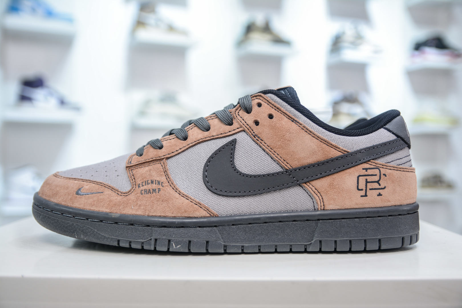 260 Nike SB Dunk Low x Reigning Champ 巴黎世家联名-沙漠灰勾 FX1588-303