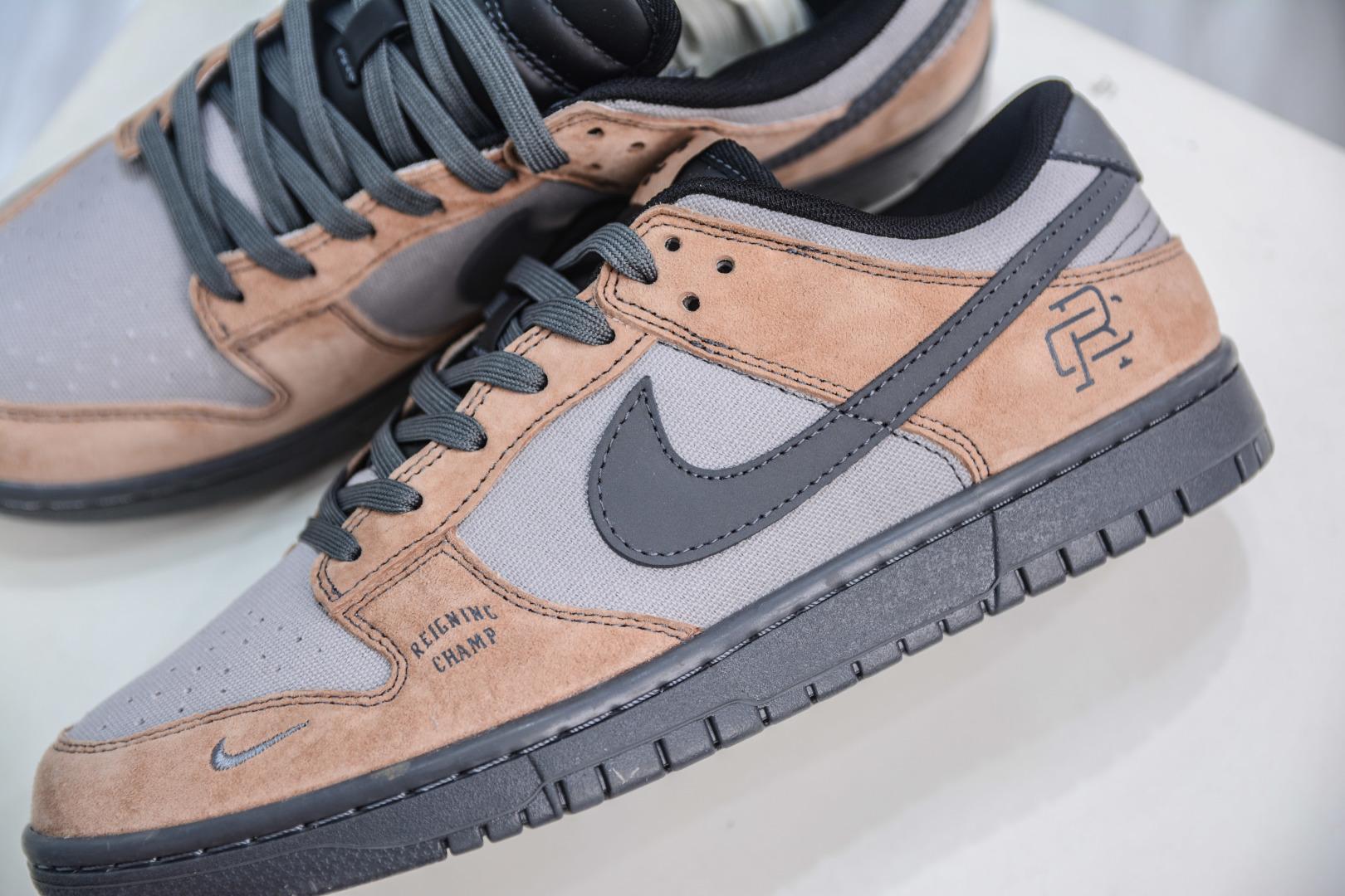 260 Nike SB Dunk Low x Reigning Champ 巴黎世家联名-沙漠灰勾 FX1588-303