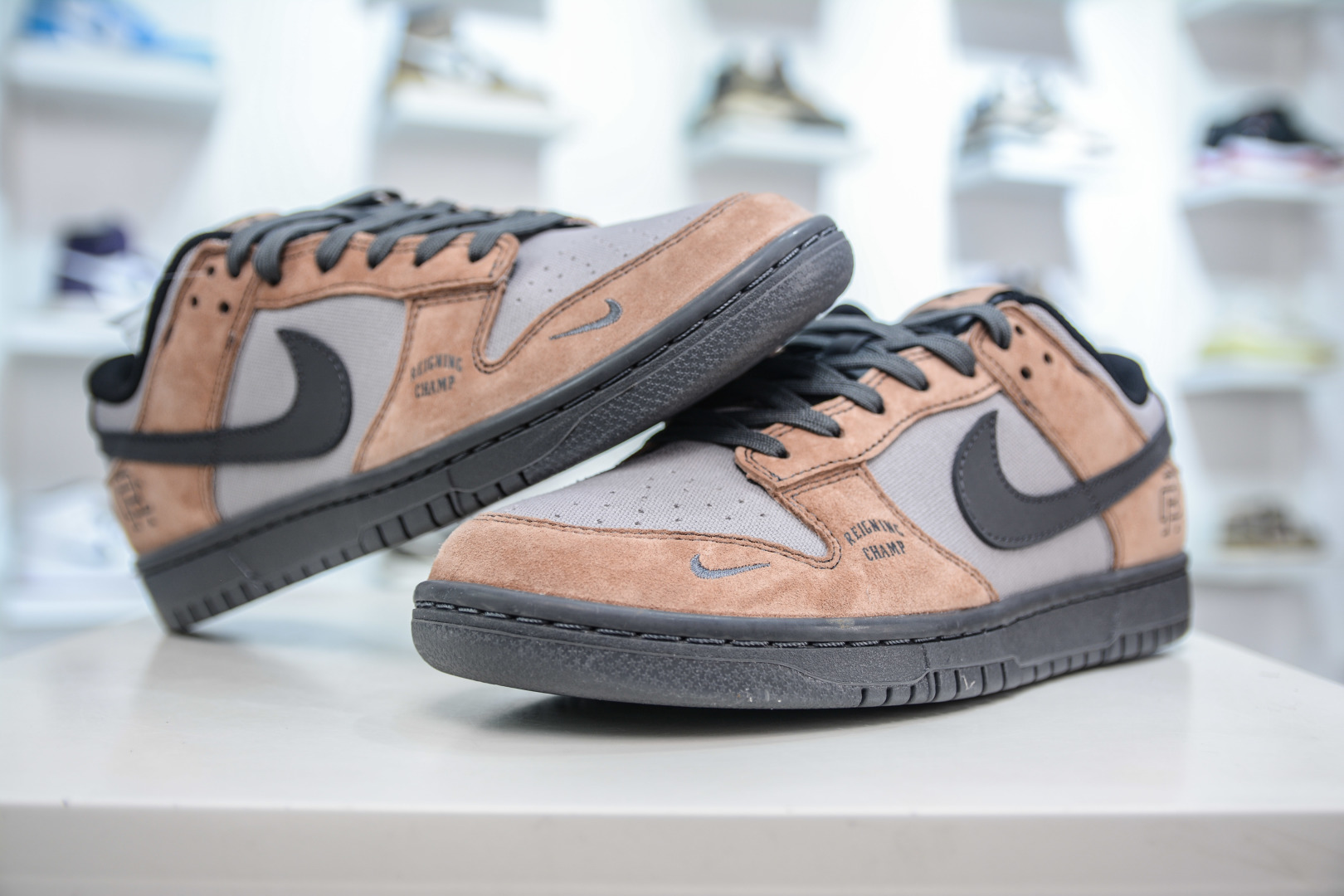 260 Nike SB Dunk Low x Reigning Champ 巴黎世家联名-沙漠灰勾 FX1588-303