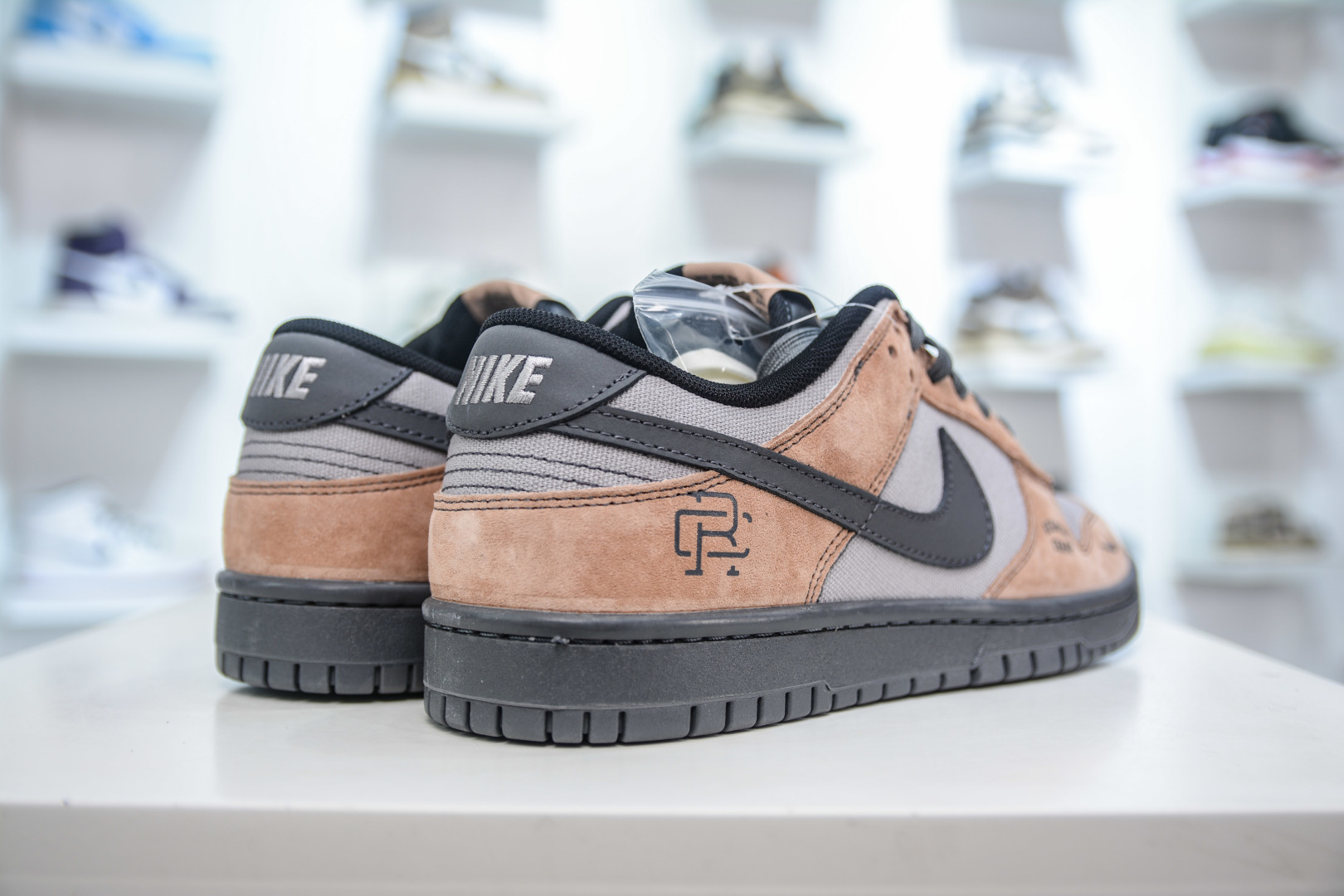 260 Nike SB Dunk Low x Reigning Champ 巴黎世家联名-沙漠灰勾 FX1588-303