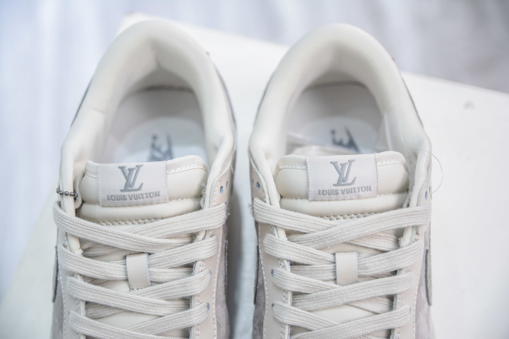 Nike SB Dunk Low x Louis Vuitton White Grey Snake scale Hook Shoes 8 cmp i1746811912204 3418 0 7