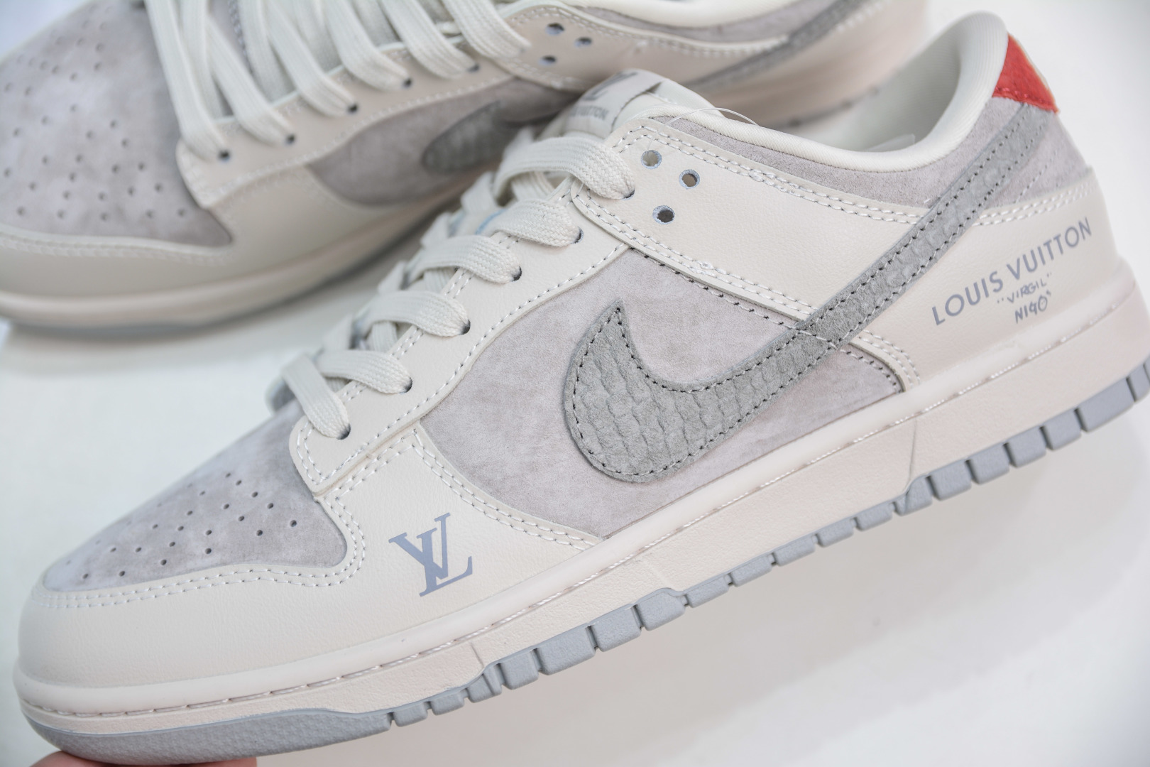 Nike SB Dunk Low x Louis Vuitton White Grey Snake scale Hook Shoes 7 cmp i1746811912204 9091 0 6