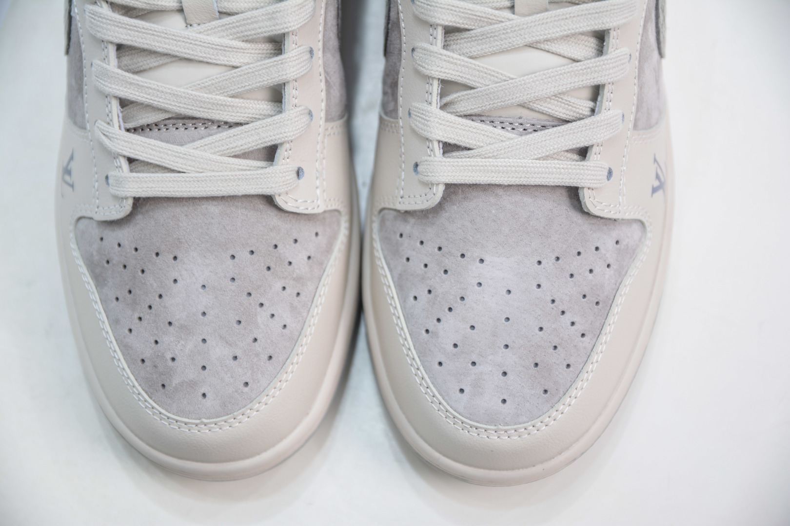 Nike SB Dunk Low x Louis Vuitton White Grey Snake scale Hook Shoes 9 cmp i1746811913966 5632 0 8